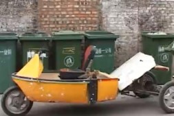 山西退休电工自制垃圾桶电动拖车 一次最多拖七个