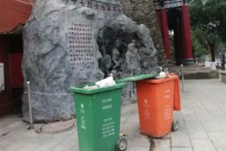 山西汾阳市垃圾桶摆放烈士塑像前！谁在玷污英雄们！
