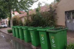 学校门口有垃圾桶影响环境，为何不搬走呢？
