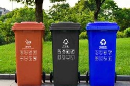 发放分类垃圾桶 提升村容村貌