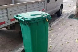 路边垃圾桶为何被锁上了？