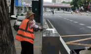 高温下,环卫工人给垃圾桶“洗澡”